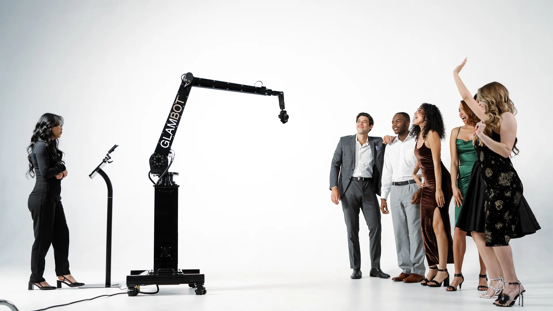 Glambot-produktion med riggat system, ljus och tekniker på plats.