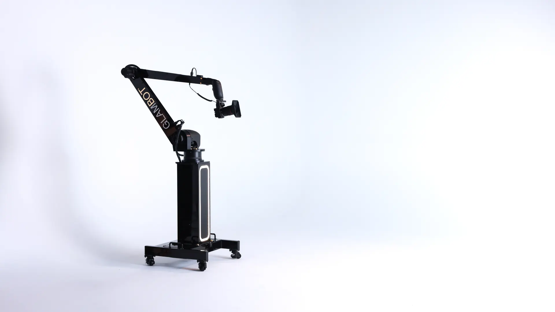 Produktionsteam riggar Glambot inför ett event.