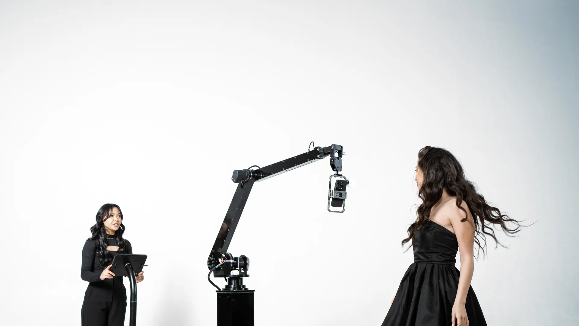 Regissör guidar en gäst genom rörelsen framför Glambot-armen.